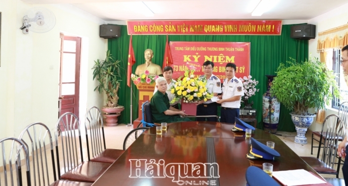 Cảnh sát biển thăm và tặng quà tri ân các thương binh, bệnh binh nhân dịp 27/7