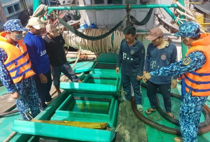 Cảnh sát biển bắt giữ tàu vận chuyển 90.000 lít dầu DO trái phép