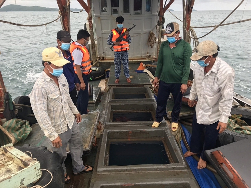 Lực lượng Cảnh sát biển kiểm tra tàu vi phạm. Ảnh: Thanh Hải