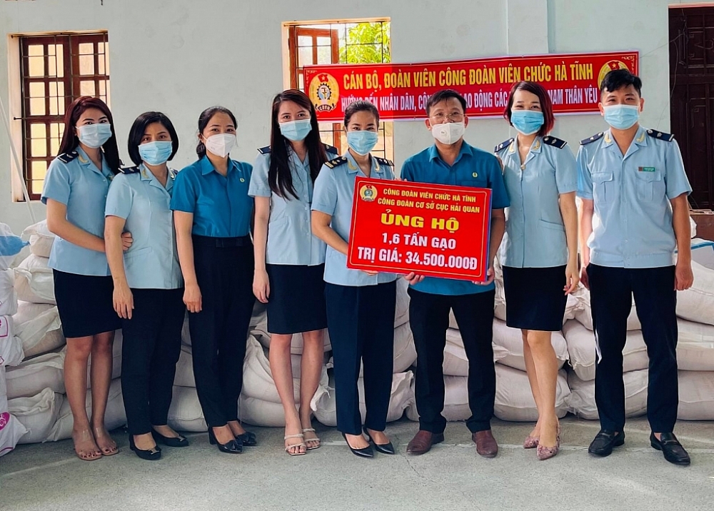 Đại diện Công đoàn Cục Hải quan Hà Tĩnh trao 1,6 tấn gạo ủng hộ nhân dân các tỉnh phía Nam phòng, chống dịch Covid. Ảnh: Khánh Chi 