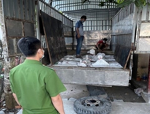 Xe tải được gia cố khoang chứa nhằm qua mắt lực lượng chức năng. Ảnh: CA Nghệ An