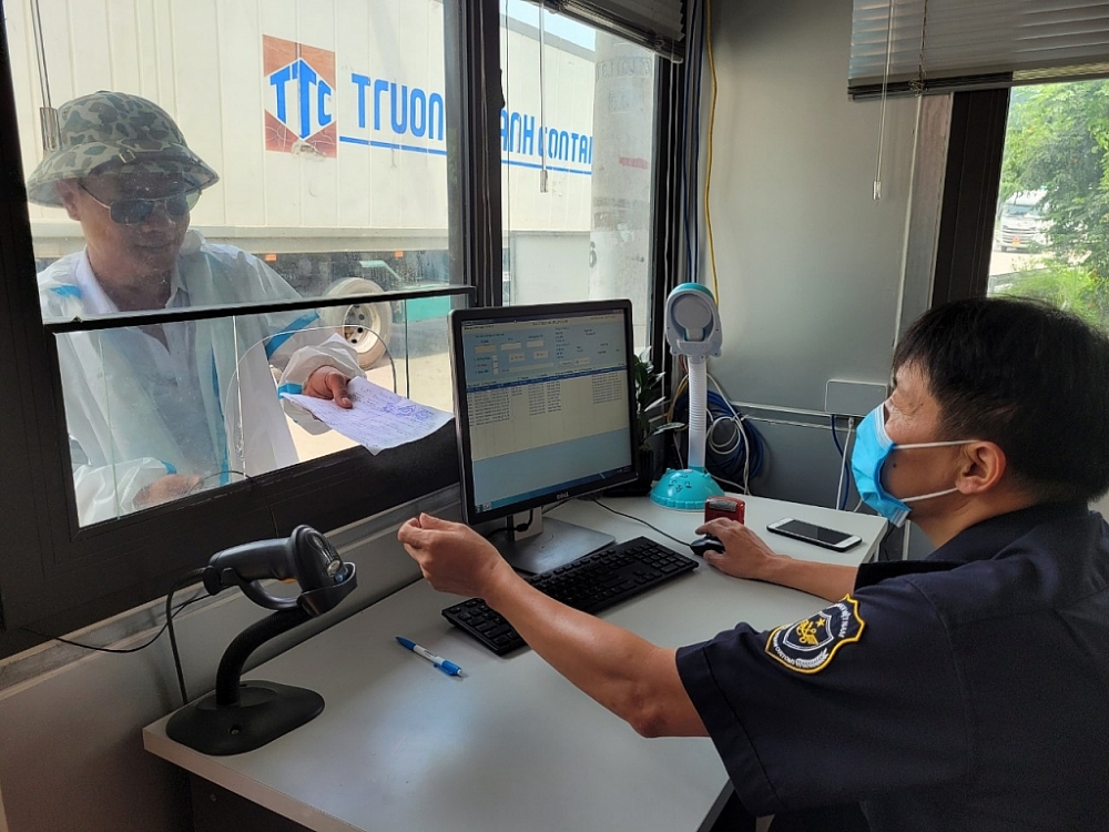 Hải quan Tân Thanh hướng dẫn doanh nghiệp làm thủ tục cho phương tiện vận chuyển hàng hóa. Ảnh: H.Nụ