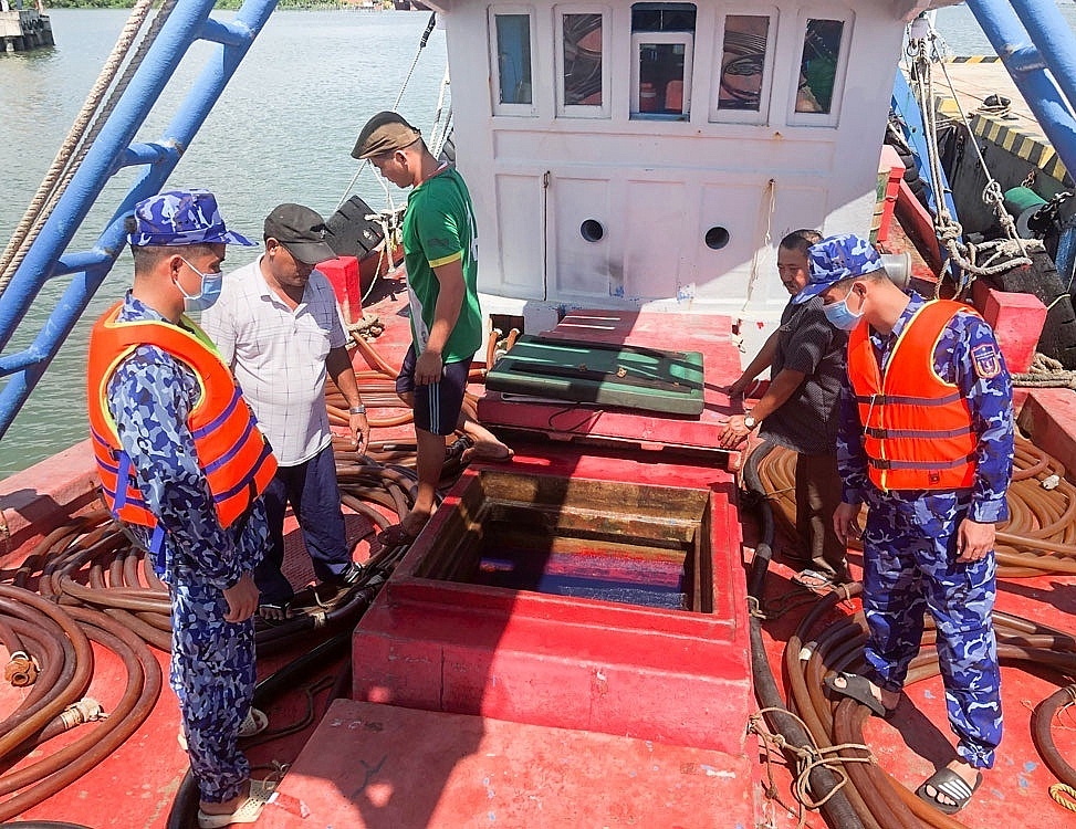 Lực lượng Cảnh sát biển kiểm tra tàu vi phạm. 