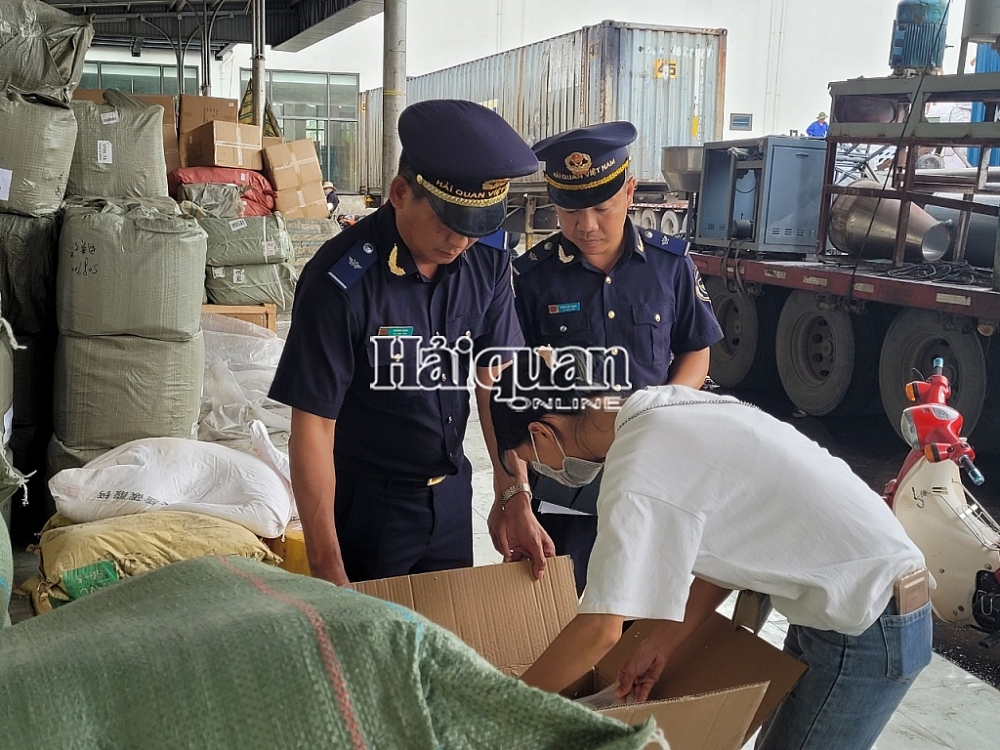 Công chức Hải quan Hữu Nghị kiểm tra hàng tiêu dùng NK. Ảnh: H. Nụ