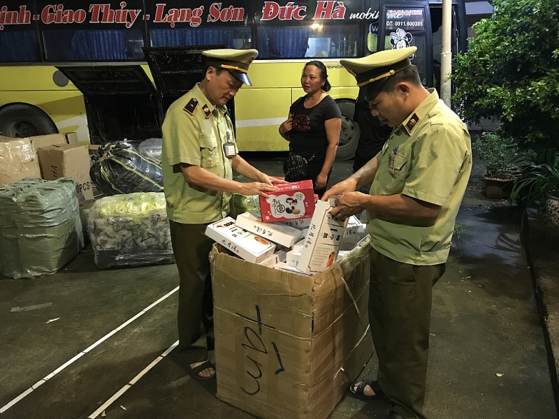thu giu 1120 cai banh ngot nhan trung va banh deo nhap lau tu trung quoc