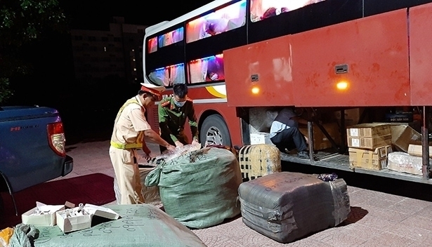 Hà Tĩnh: Liên tiếp bắt xe khách vận chuyển hàng may mặc, điện tử không rõ nguồn gốc