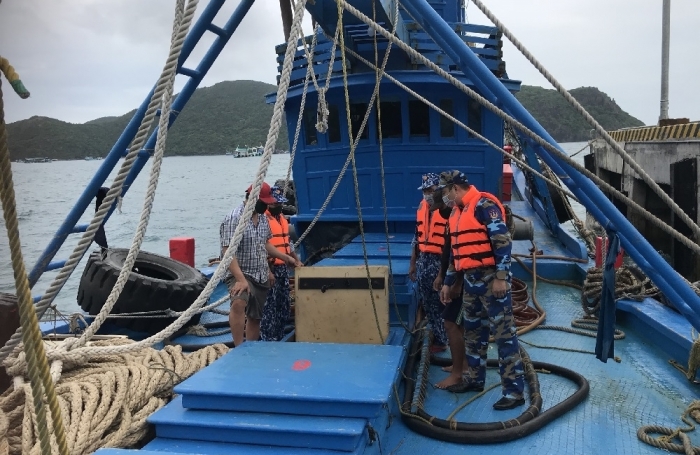 Cảnh sát biển tạm giữ tàu chở 100.000 lít dầu DO trái phép