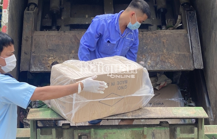 Thuê xe chở rác để vận chuyển vật dụng phòng, chống dịch không rõ nguồn gốc
