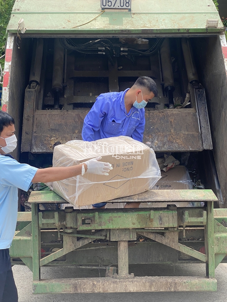 Lực lượng Hải quan Tân Thanh kiểm tra và yêu cầu lái xe dỡ hàng hóa được cấp giấu trong thùng xe. Ảnh:  Nam Duy