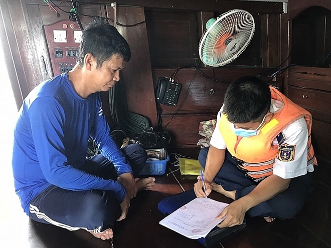 Cảnh sát biển lập biên bản chủ tàu vi phạm.
