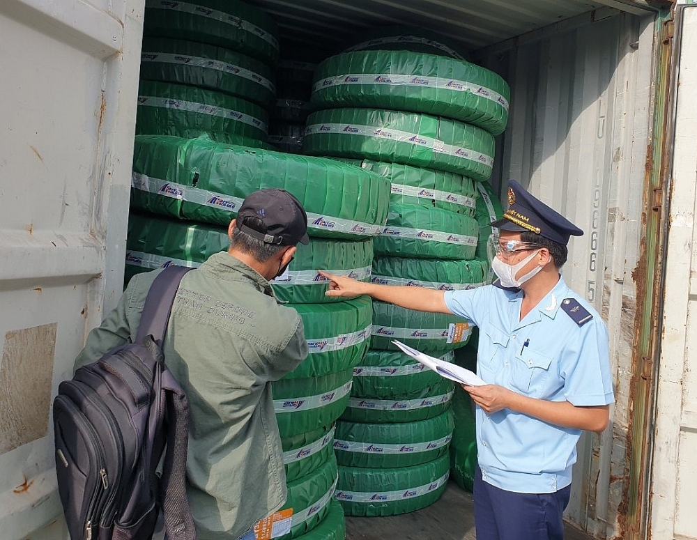 Công chức Chi cục Hải quan cửa khẩu cảng Đình Vũ, Cục Hải quan Hải Phòng kiểm tra thực tế hàng hóa nhập khẩu. Ảnh: T. Bình