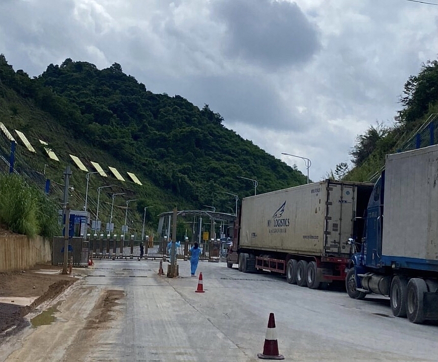 Hoạt động thông quan hàng hoá tại cửa khẩu Tân Thanh đã diễn ra bình thường, tuy nhiên lượng hàng thông quan trong ngày còn hạn chế. Ảnh: Danh Tùng.