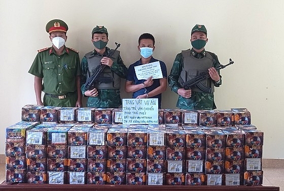 Đối tượng (cầm giấy) cùng tang vật khi bị bắt giữ. Ảnh: Thanh Giang