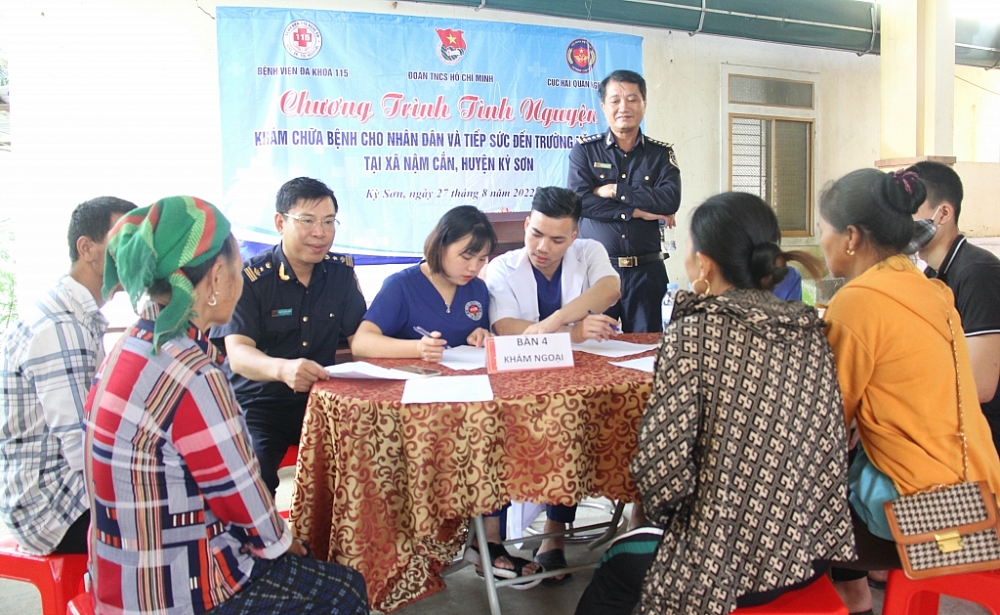 Sáng ngày 27/8, Cục Hải quan Nghệ An phối hợp cấp phát thuốc cho gần 300 người dân xã Nậm Cắn. Ảnh: H,Nụ