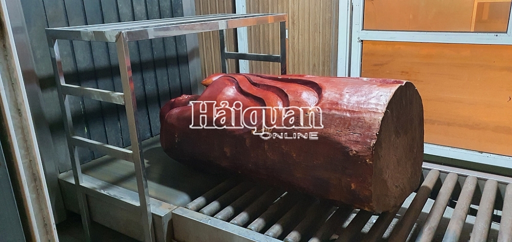 Hải quan Hà Tĩnh: Phát hiện 98 kg ma túy giấu trong 5 pho tượng gỗ