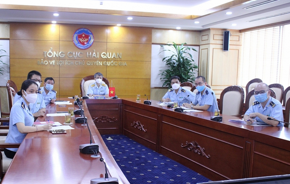 Phó Tổng cục trưởng Mai Xuân Thành làm việc với  Đại sứ Đặc mệnh toàn quyền Vương quốc Bỉ tại Việt Nam và ông Eddy De Cuyper,  Tham tán Hải quan Bỉ tại Indonesia, kiêm nhiệm Việt Nam bằng hình thức trực tuyến. Ảnh: H.Nụ 