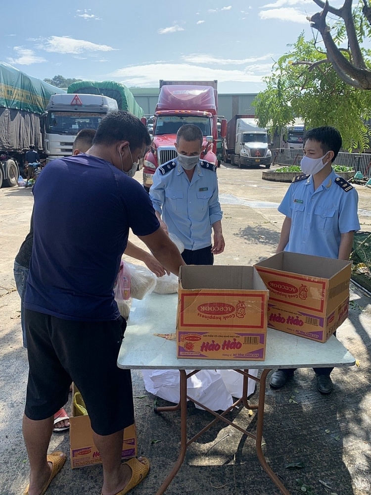 Hải quan Chi Ma chủ động mua nhu yếu phẩm hỗ trợ lái xe trong khi chờ làm thủ tục thông quan hàng hóa. Ảnh:  Nguyễn Công