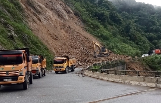 Giao thông lên cửa khẩu quốc tế Cầu Treo trở lại bình thường sau vụ sạt lở lớn