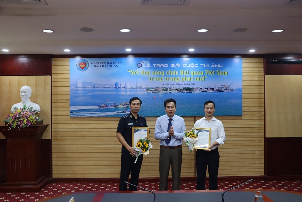 Những tác phẩm xuất sắc của cuộc thi “Nét đẹp công chức Hải quan Việt Nam trong trang phục mới”