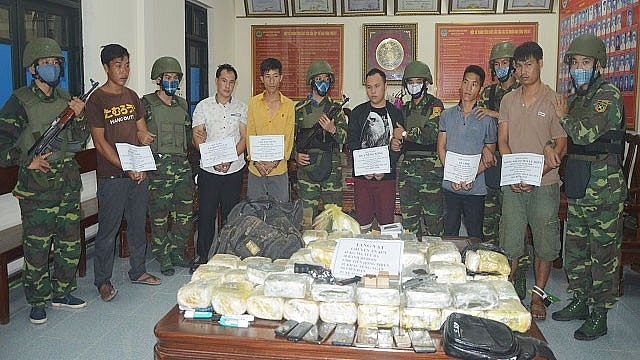 hai quan ha tinh phoi hop bat 6 doi tuong thu giu luong ma tuy khung