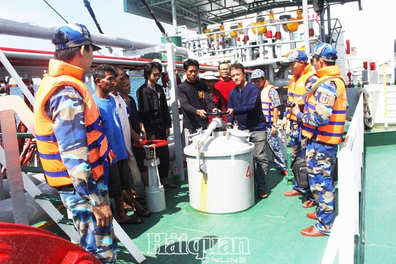 canh sat bien bat tau nuoc ngoai sang man trai phep 350000 lit dau do