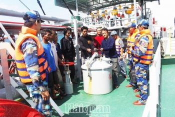 Cảnh sát biển bắt tàu nước ngoài sang mạn trái phép 350.000 lít dầu DO