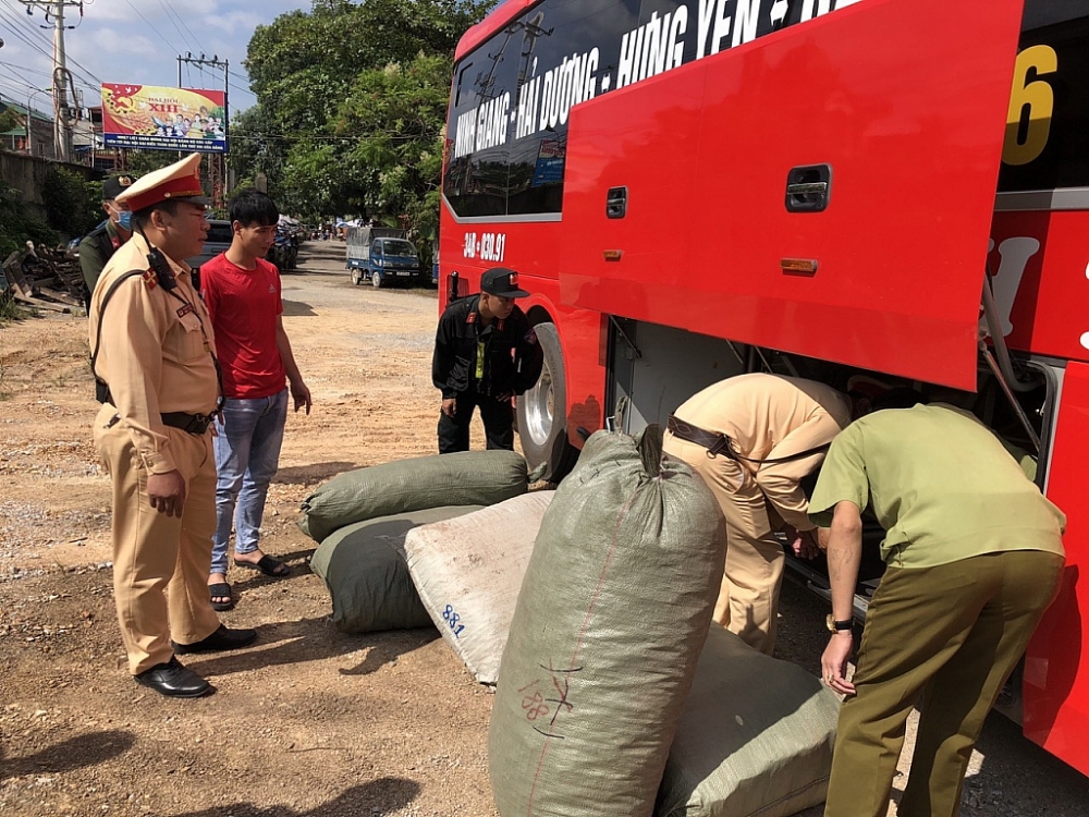 Lực lượng chức năng kiểm tra số tang vật. Ảnh: QLTT LS
