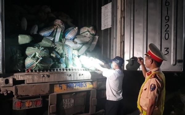 Tóm gọn xe đầu kéo chở 30 tấn nội tạng lợn bốc mùi
