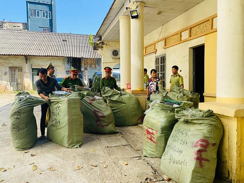 Lực lượng chức năng kiểm tra số hàng vi phạm. Ảnh: QLTT LS