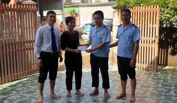 Hải quan Hà Tĩnh hỗ trợ các gia đình CBCC trong đơn vị khắc phục hậu quả lũ lụt