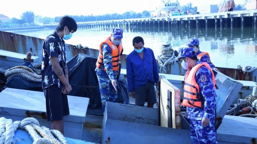 Lực lượng chức năng kiểm tra tàu vi phạm. Ảnh: BTL CSB cung cấp