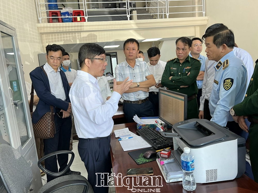 Phó Tổng cục trưởng Tổng cục Hải quan Lưu Mạnh Tưởng kiểm tra quy trình khai báo trên Nền tảng cửa khẩu số tại cửa khẩu Tân Thanh. Ảnh: H.Nụ