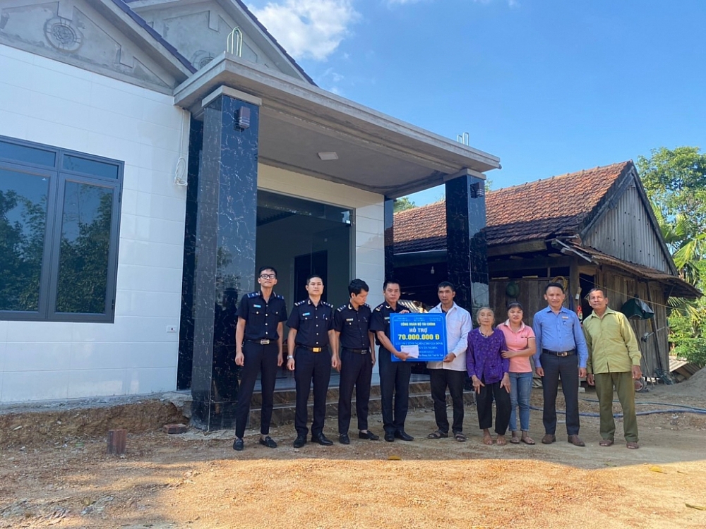 Đại diện cho công đoàn các cấp, Phó Cục trưởng Cục Hải quan Hà Tĩnh Đinh Văn Hòa bàn giao nhà mới cho gia đình ông Nguyễn Văn Nghĩa