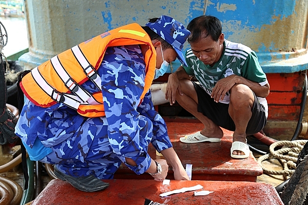 Lực lượng Vùng Cảnh sát biển 4 niêm phong hàng hóa vi phạm trên tàu. Ảnh: BTL Vùng Cảnh sát biển 4