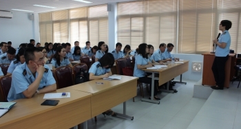 Tổ chức hướng dẫn ôn tập, hệ thống hóa kiến thức thi cấp chứng chỉ nghiệp vụ khai hải quan