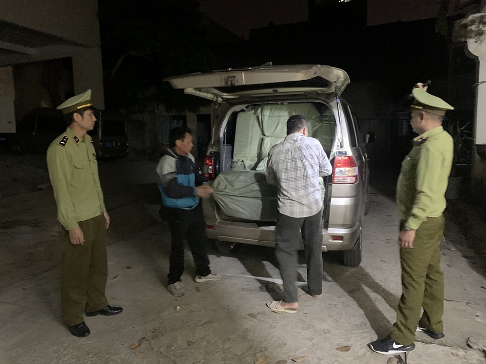 Lực lượng chức năng kiểm tra số hàng vi phạm.