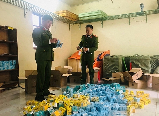 ực lượng chức năng kiểm tra số hàng nhập lậu Ảnh: CA LS