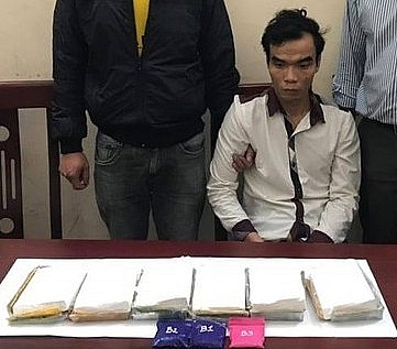 Đối tượng cùng tang vật. Ảnh: CA NA