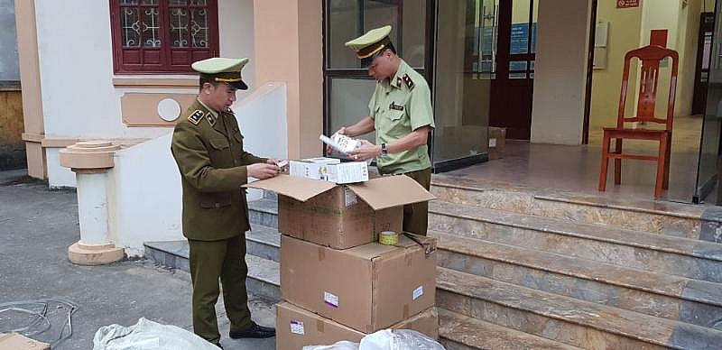 Lực lượng chức năng kiểm tra số hàng vi phạm. Ảnh: QLTT LS