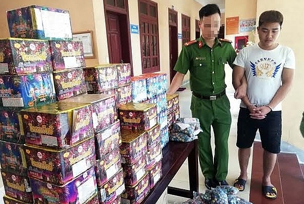 Đối tượng (áo trắng) cùng tang vật. Ảnh: CA NA