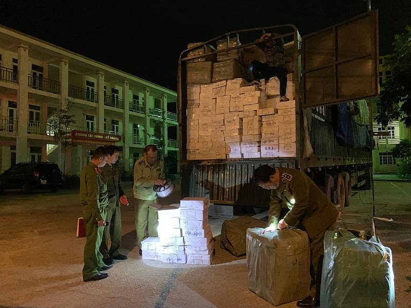 Lực lượng chức năng kiểm tra số hàng vi phạm. Ảnh: QLTT LS