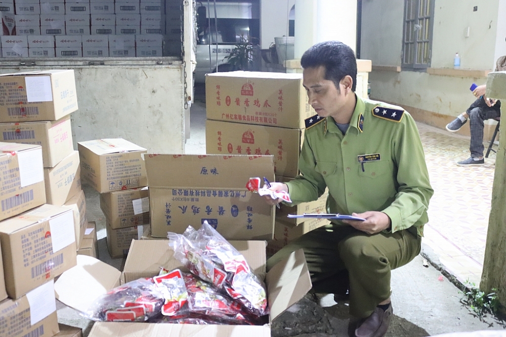 ông chức Đội QLTT số 6 kiểm tra phương vận chuyển chân gà. ẢNh: QLTT LS