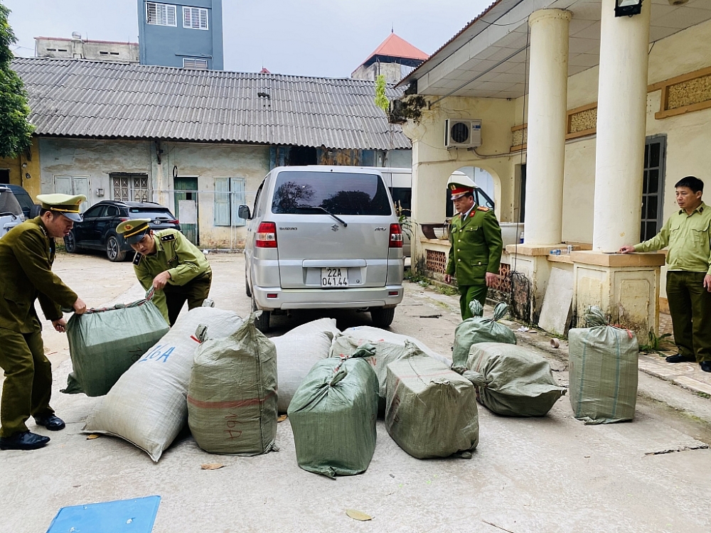 Lực lượng chức năng kiểm tra số hàng vi phạm. Ảnh: QLTT