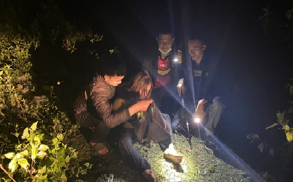 Quá trình vây bắt trong đếm tối gây không ít khó khăn cho lực lượng chức năng. Ảnh: Lữ Phú