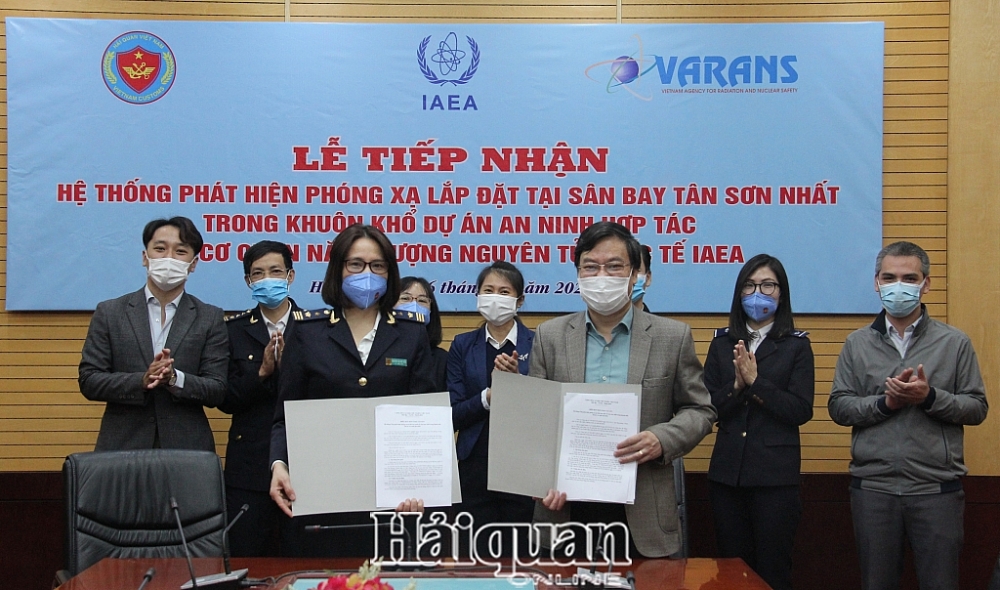 bà Nguyễn Thị Việt Nga, Phó Vụ trưởng Vụ Hợp tác quốc tế và phía Bộ Khoa học và Công nghệ có ông Nguyễn Tuấn Khải, Cục trưởng Cục An toàn bức xạ và hạt nhân ký biên bản bàn giao và tiếp nhận hệ thống. Ảnh: H.Nụ