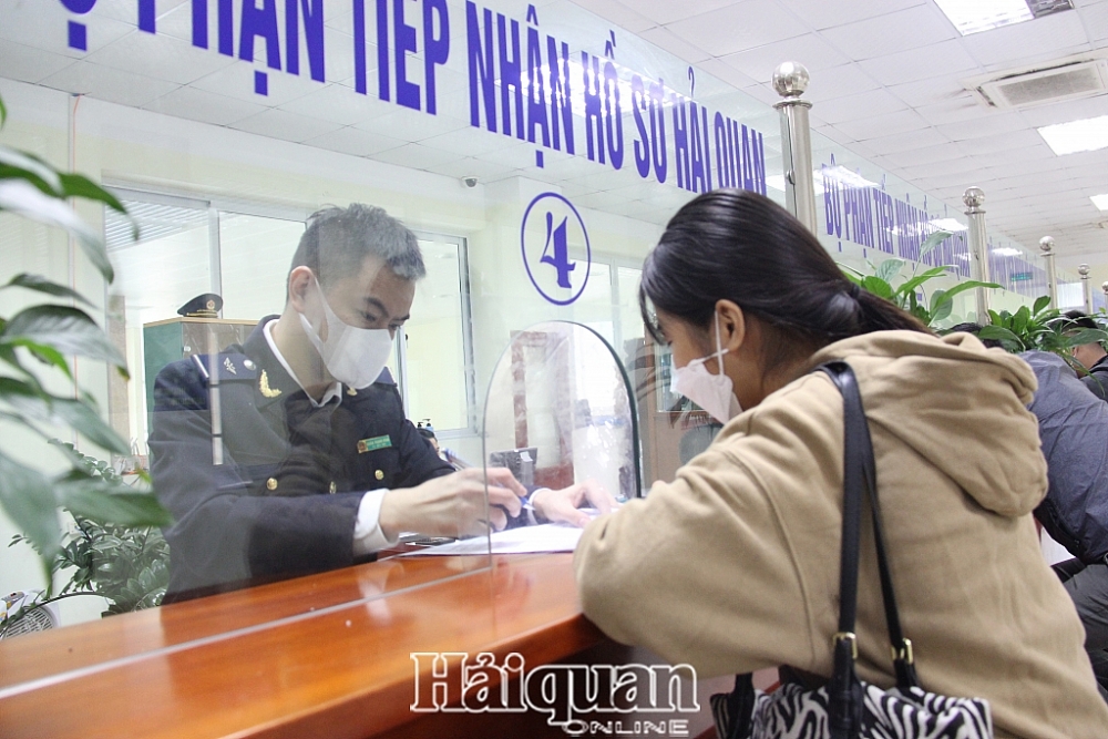 Công chức Hải quan Chi Ma hướng dẫn DN làm thủ tục hải quan. Ảnh: H.Nụ
