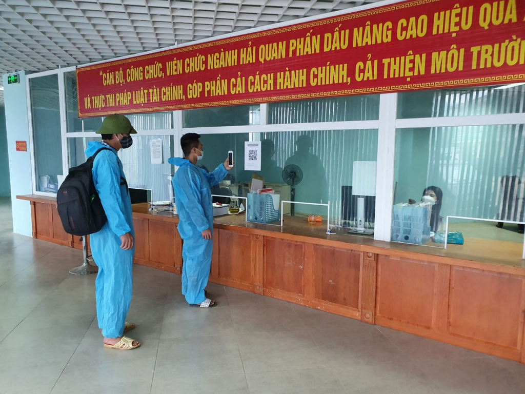 DN đến làm thủ tục xuất nhập khẩu hàng hóa tại Chi cục Hải quan cửa khẩu quốc tế Cầu Treo. Ảnh: Kiều Trinh