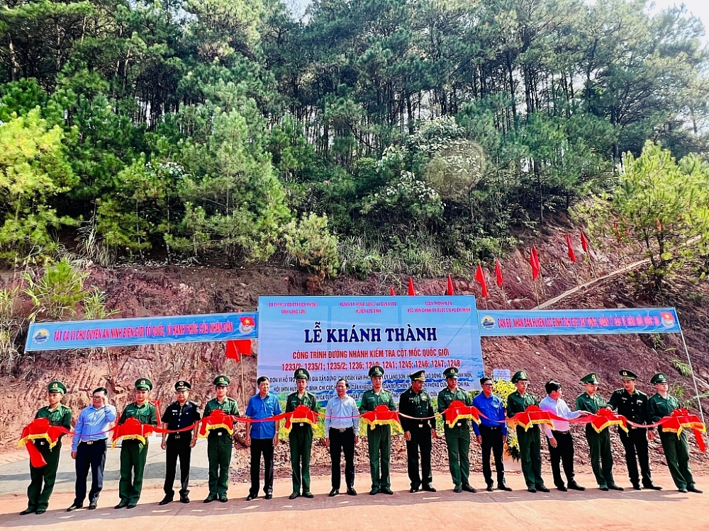 Các đơn vị tham gia cắt băng khánh thành. Ảnh: Mai Loan
