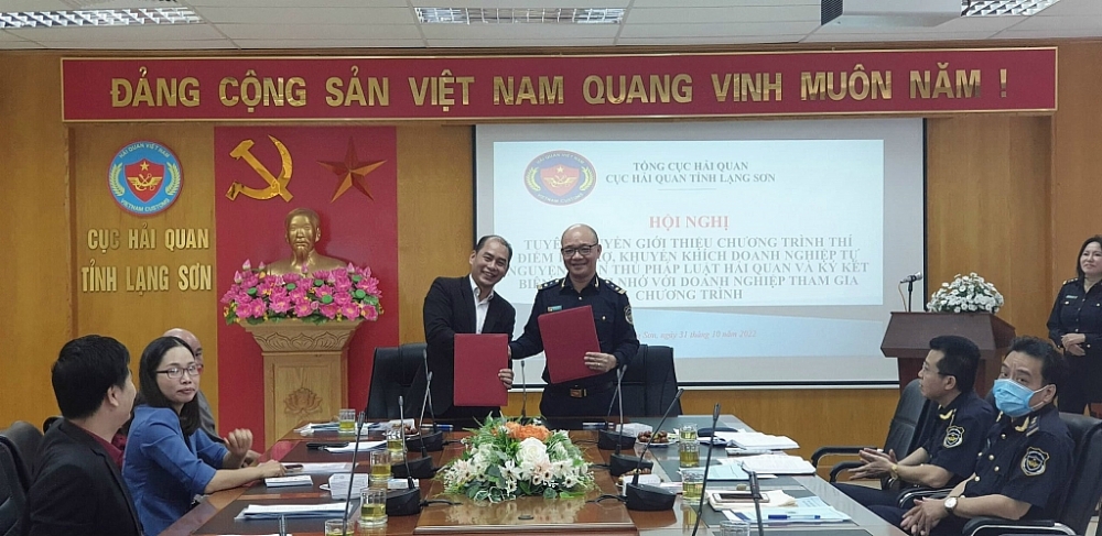 Hải quan Lạng Sơn ký biên bản ghi nhớ với 4 DN. Ảnh: Sầm Tùng