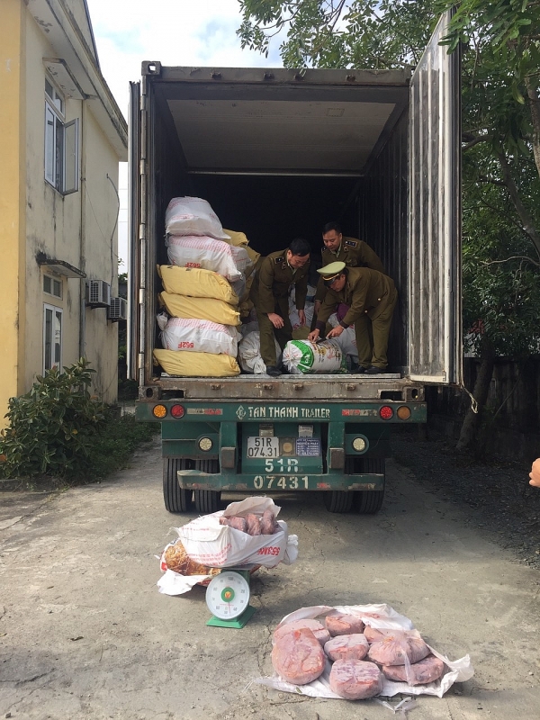 ha tinh bat giu xe container cho gan 12 tan noi tang dong vat